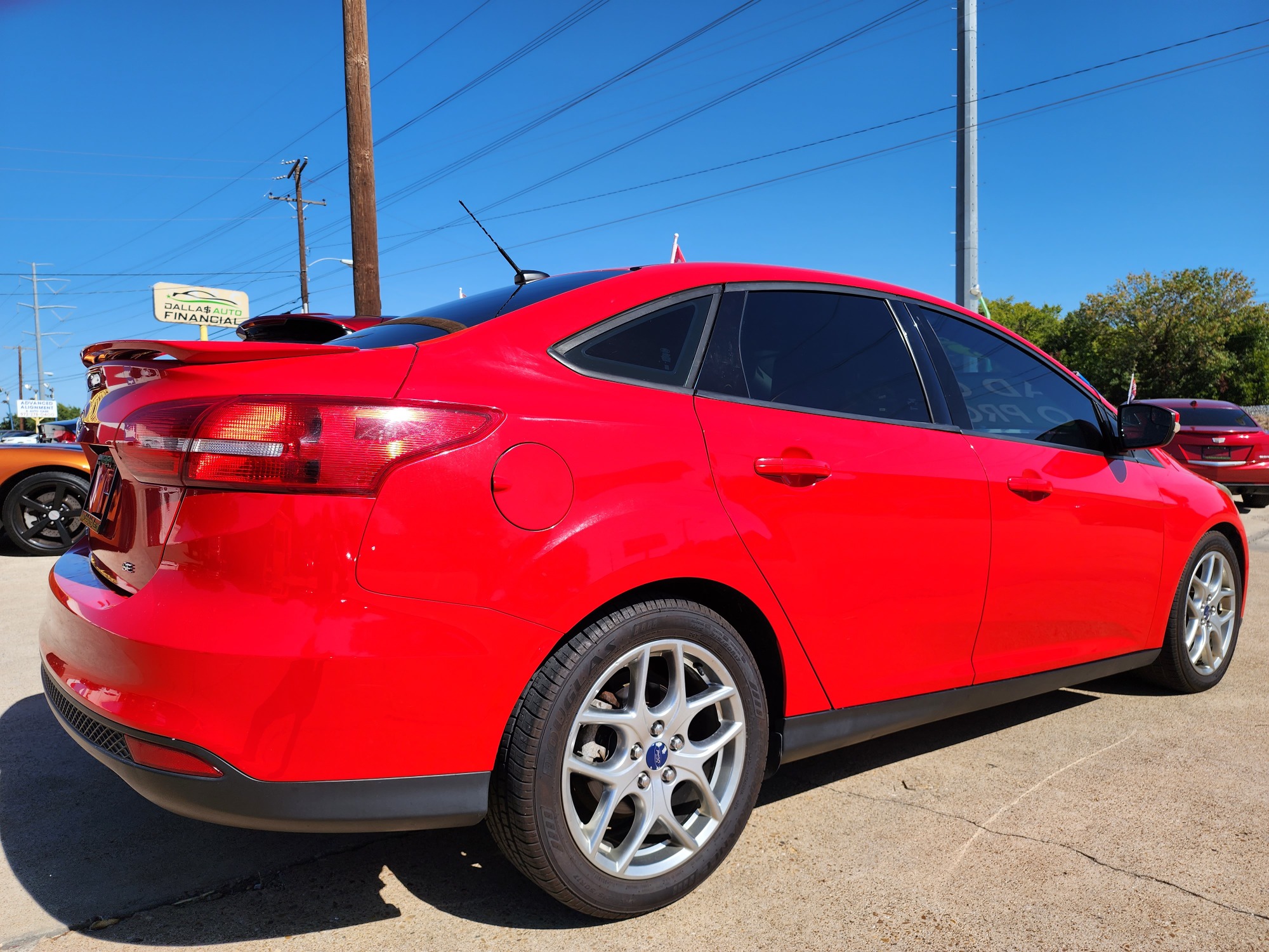 2015 RED Ford Focus SE (1FADP3F22FL) , AUTO transmission, located at 2660 S.Garland Avenue, Garland, TX, 75041, (469) 298-3118, 32.885387, -96.656776 - Photo #3
